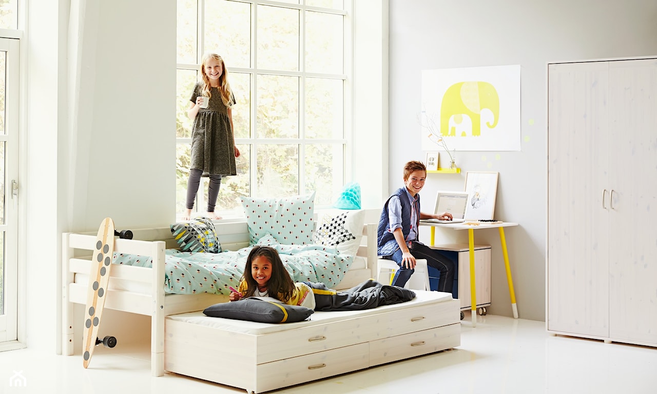 łóżko wysuwane, żółte biurko, drewniana szafa, grafika ze słoniem, deskorolka