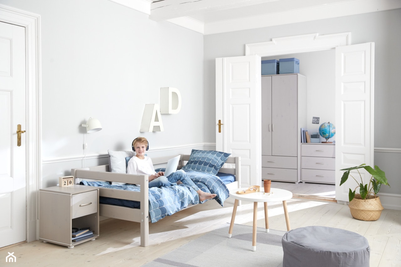 Łóżko niskie szare drewniane - zdjęcie od Flexa - Homebook