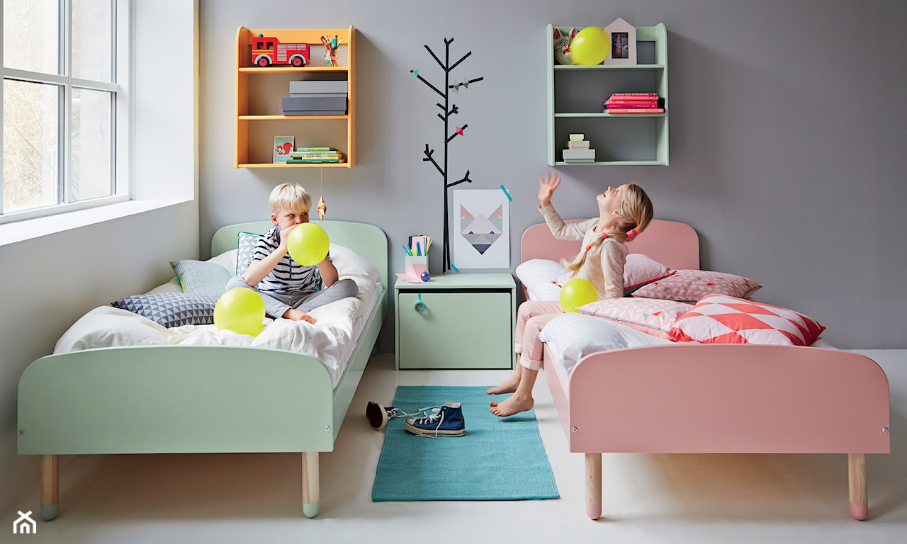 zielone łóżko, różowe łóżko, pokój dziecka, turkusowy dywanik