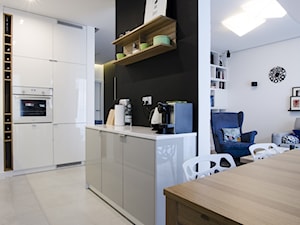 MIESZKANIE 74M² – ZIELONY ŻOLIBORZ - Mała otwarta biała czarna z zabudowaną lodówką kuchnia dwurzędowa, styl nowoczesny - zdjęcie od Devangari Design