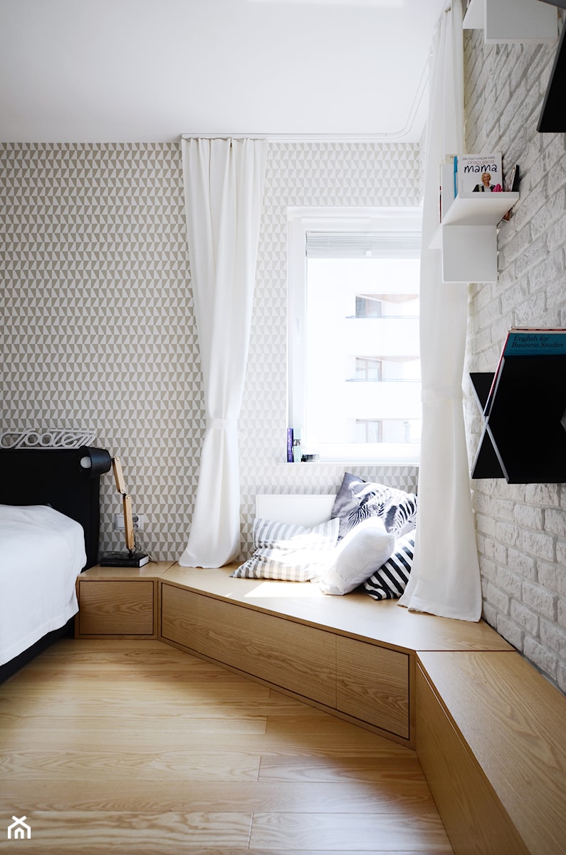 MIESZKANIE 62M² – PRAGA POŁUDNIE - Duża beżowa biała sypialnia, styl skandynawski - zdjęcie od Devangari Design