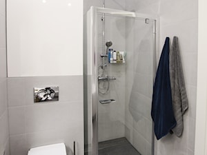 MIESZKANIE 74M² – ZIELONY ŻOLIBORZ - Mała bez okna z punktowym oświetleniem łazienka, styl nowoczesny - zdjęcie od Devangari Design