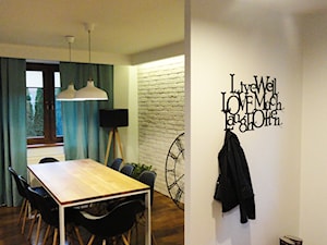 METAMORFOZA W GRODZISKU MAZ. - Średnia biała jadalnia jako osobne pomieszczenie, styl skandynawski - zdjęcie od Devangari Design