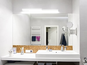 MIESZKANIE 74M² – ZIELONY ŻOLIBORZ - Mała na poddaszu bez okna łazienka, styl nowoczesny - zdjęcie od Devangari Design