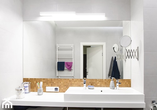 MIESZKANIE 74M² – ZIELONY ŻOLIBORZ - Mała na poddaszu bez okna łazienka, styl nowoczesny - zdjęcie od Devangari Design
