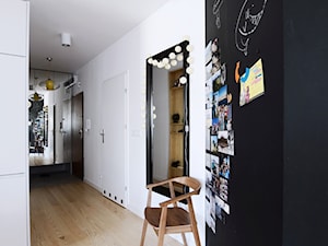 Duży biały czarny hol / przedpokój, styl skandynawski - zdjęcie od Devangari Design