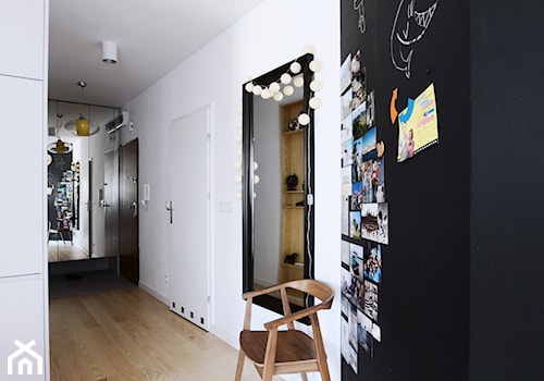 MIESZKANIE 62M² – PRAGA POŁUDNIE - Średni biały czarny hol / przedpokój, styl skandynawski - zdjęcie od Devangari Design