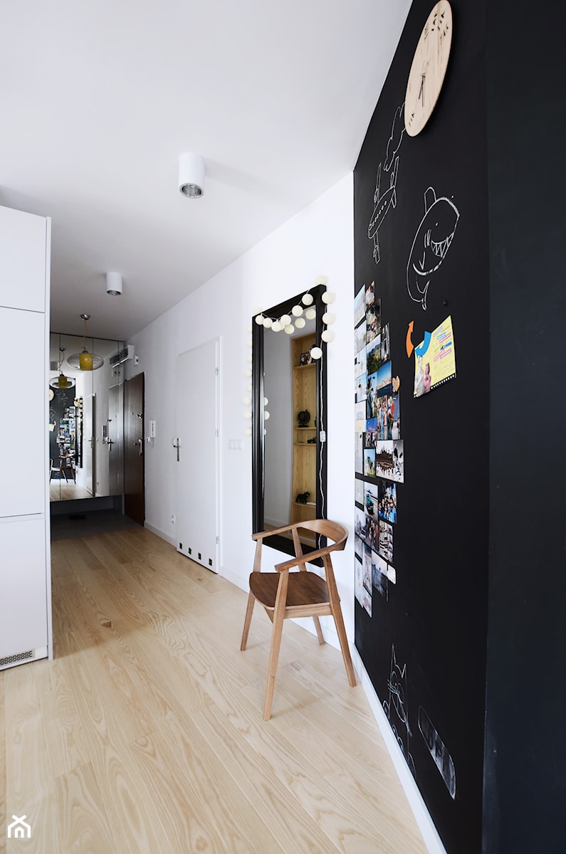 MIESZKANIE 62M² – PRAGA POŁUDNIE - Średni biały czarny hol / przedpokój, styl skandynawski - zdjęcie od Devangari Design