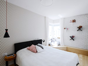 MIESZKANIE 62M² – PRAGA POŁUDNIE - Duża biała szara sypialnia, styl skandynawski - zdjęcie od Devangari Design