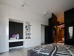 MIESZKANIE 125M² – MOKOTÓW - Duża biała czarna sypialnia z łazienką, styl industrialny - zdjęcie od Devangari Design