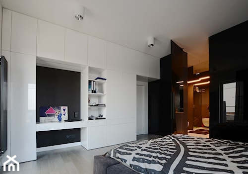 MIESZKANIE 125M² – MOKOTÓW - Duża biała czarna sypialnia z łazienką, styl industrialny - zdjęcie od Devangari Design