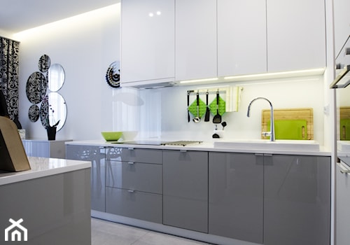 MIESZKANIE 74M² – ZIELONY ŻOLIBORZ - Średnia otwarta biała z zabudowaną lodówką z nablatowym zlewozmywakiem kuchnia dwurzędowa, styl nowoczesny - zdjęcie od Devangari Design