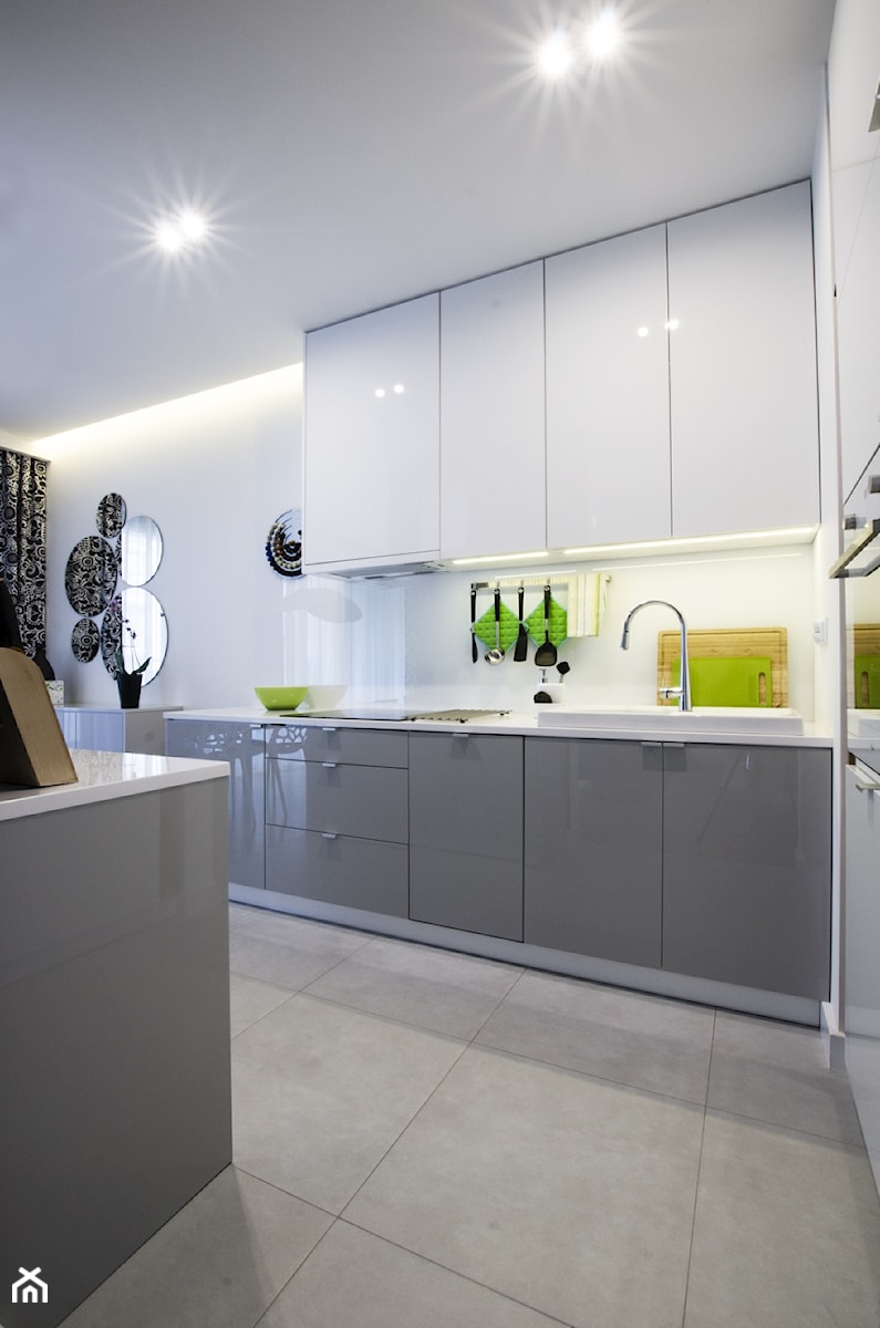 MIESZKANIE 74M² – ZIELONY ŻOLIBORZ - Średnia otwarta biała z zabudowaną lodówką z nablatowym zlewozmywakiem kuchnia dwurzędowa, styl nowoczesny - zdjęcie od Devangari Design