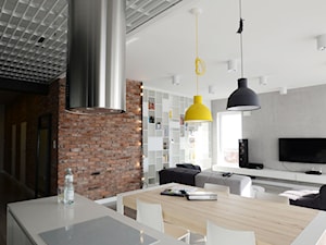 MIESZKANIE 125M² – MOKOTÓW - Duża biała brązowa jadalnia w salonie w kuchni, styl industrialny - zdjęcie od Devangari Design