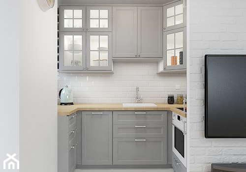 KAWALERKA 32M² – KAMIONEK - Mała otwarta biała z zabudowaną lodówką z podblatowym zlewozmywakiem kuchnia w kształcie litery u, styl rustykalny - zdjęcie od Devangari Design