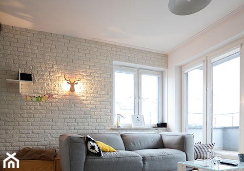 MIESZKANIE 62M² – PRAGA POŁUDNIE - Średni biały salon z tarasem / balkonem, styl skandynawski - zdjęcie od Devangari Design