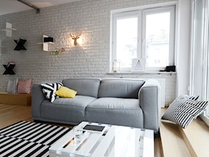 MIESZKANIE 62M² – PRAGA POŁUDNIE - Mały biały salon z tarasem / balkonem, styl skandynawski - zdjęcie od Devangari Design