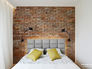 MIESZKANIE 102M² – MIASTECZKO WILANÓW - Mała biała brązowa sypialnia, styl skandynawski - zdjęcie od Devangari Design