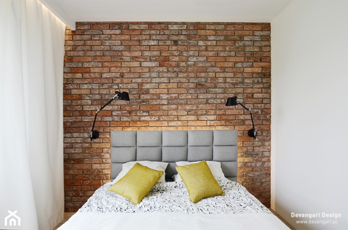 MIESZKANIE 102M² – MIASTECZKO WILANÓW - Mała biała brązowa sypialnia, styl skandynawski - zdjęcie od Devangari Design