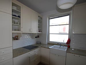 Mała zamknięta z kamiennym blatem biała z zabudowaną lodówką z nablatowym zlewozmywakiem kuchnia w kształcie litery l z oknem, styl rustykalny - zdjęcie od MebleJarko