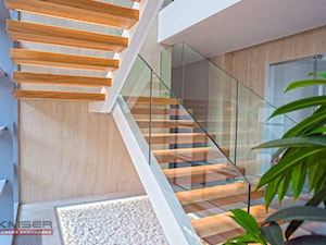 schody półkowe, wspornikowe, na profilu bocznym - Schody, styl minimalistyczny - zdjęcie od KAISER Schody