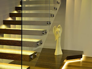 Schody półkowe + LED + gięte szkło - Schody dwubiegowe drewniane, styl nowoczesny - zdjęcie od KAISER Schody