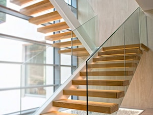 schody półkowe, wspornikowe, na profilu bocznym - Schody, styl minimalistyczny - zdjęcie od KAISER Schody