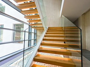 schody półkowe, wspornikowe, na profilu bocznym