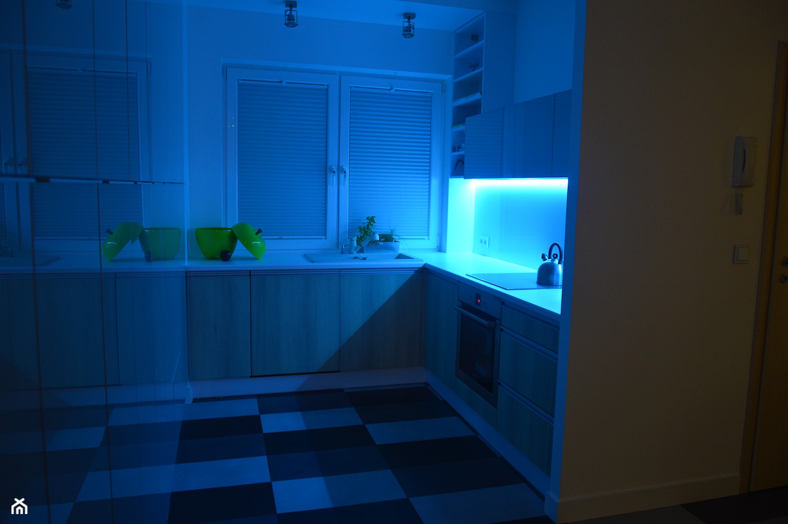 Kuchnia z kolorowym podświetleniem ledowym - zdjęcie od 4a30cce0-ba09-4988-ab51-1d9432f9e0ce - Homebook