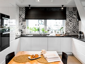 Kuchnia pod antresolą - zdjęcie od Monika Staniec Interior Design
