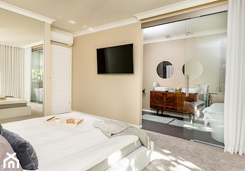 Przytulna sypialnia z otwartym pokojem kąpielowym - zdjęcie od Monika Staniec Interior Design