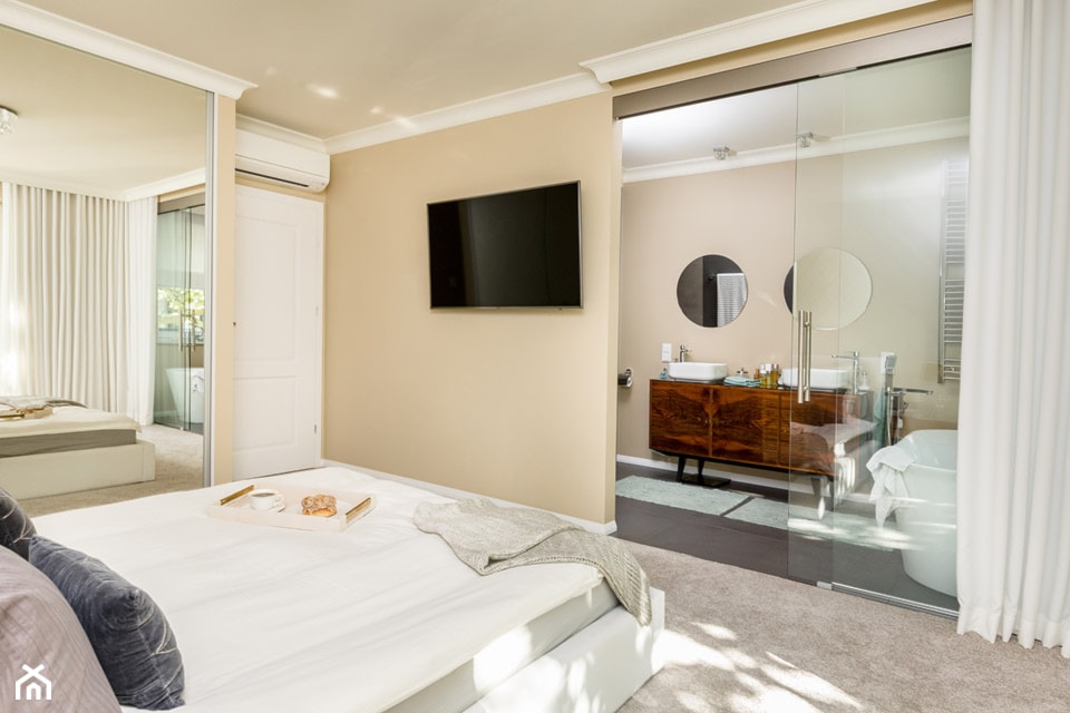 Przytulna sypialnia z otwartym pokojem kąpielowym - zdjęcie od Monika Staniec Interior Design - Homebook