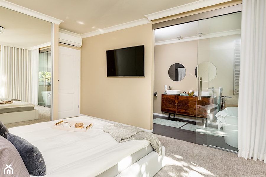 Przytulna sypialnia z otwartym pokojem kąpielowym - zdjęcie od Monika Staniec Interior Design
