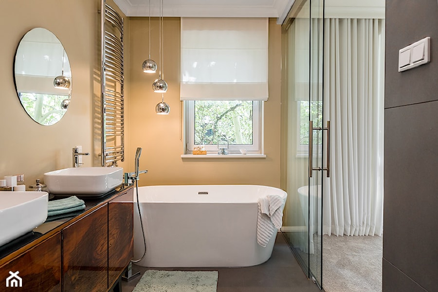 Salon kąpielowy z wanną wolnostojącą - zdjęcie od Monika Staniec Interior Design