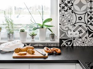 Kuchnia pod antresolą - zdjęcie od Monika Staniec Interior Design