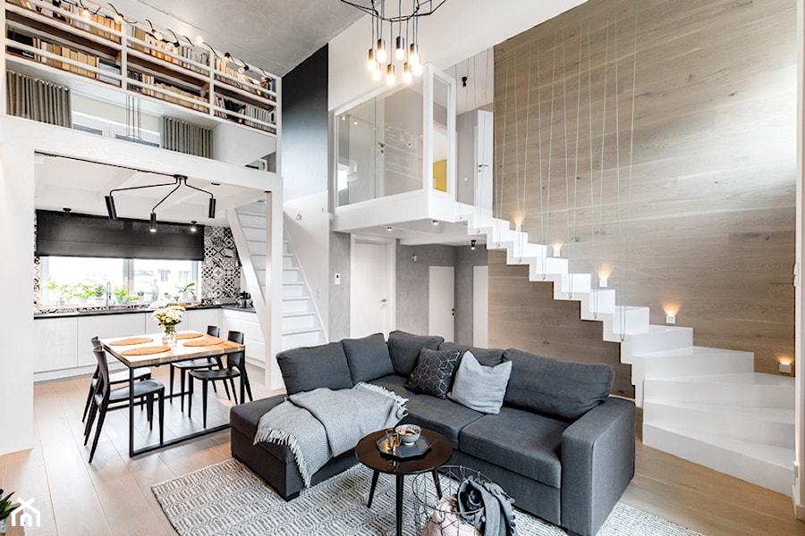 Salon z klatką schodową - zdjęcie od Monika Staniec Interior Design
