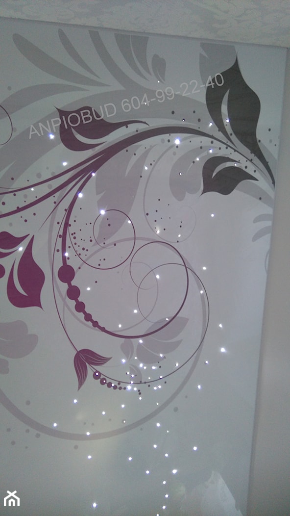 grafika i światłowody na suficie - zdjęcie od Sufitowe Rewolucje - sufity napinane kompleksowy montaż - Homebook