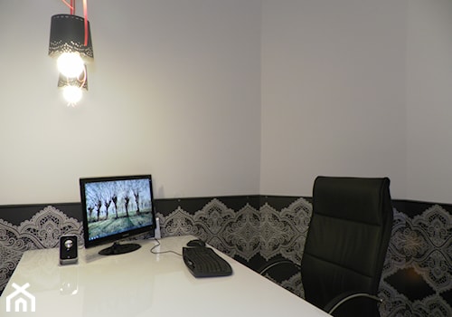 Małe białe czarne biuro, styl nowoczesny - zdjęcie od Inesart