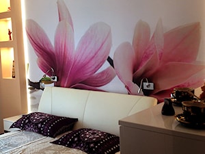 Motyw kwiatowy w sypialni. - zdjęcie od Wall&art #Fototapety #NadrukiNaSzkle