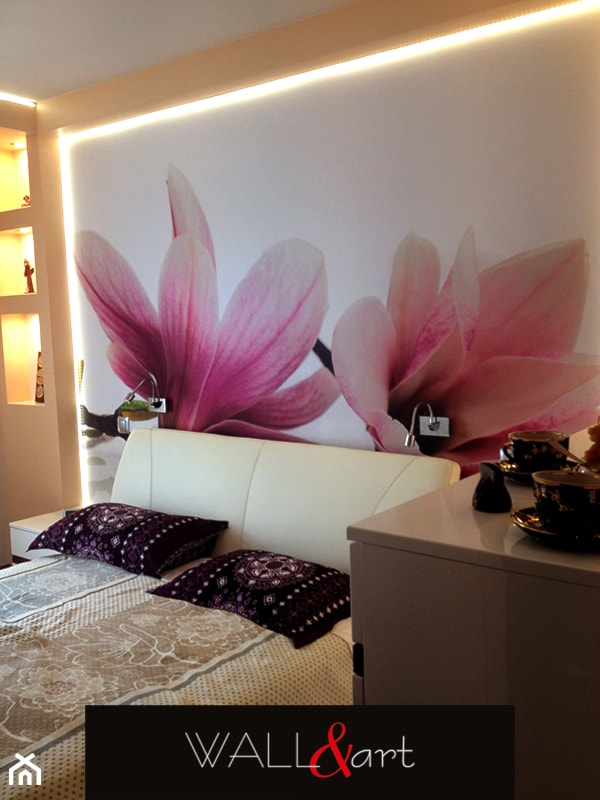 Motyw kwiatowy w sypialni. - zdjęcie od Wall&art #Fototapety #NadrukiNaSzkle