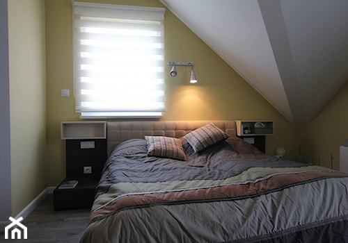 DOM W RUDNIKACH - Mała biała żółta sypialnia na poddaszu - zdjęcie od Magdalena Sidor