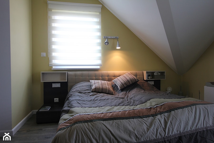 DOM W RUDNIKACH - Mała biała żółta sypialnia na poddaszu - zdjęcie od Magdalena Sidor