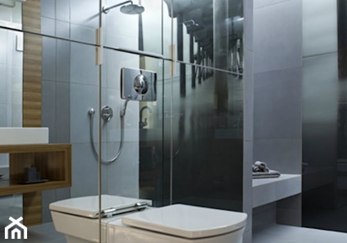 KĄPIEL POD MOLO-ŁAZIENKA WARSZAWA - Średnia bez okna ze szkłem na ścianie łazienka, styl nowoczesny - zdjęcie od THE VIBE