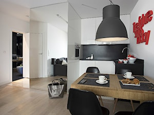 APARTAMENT 40m WARSZAWA - Średnia szara jadalnia w kuchni, styl minimalistyczny - zdjęcie od THE VIBE