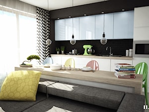 Jasne mieszkanie w optymistycznych barwach - Mała z salonem czarna z zabudowaną lodówką z podblatowym zlewozmywakiem kuchnia jednorzędowa - zdjęcie od Illa Design