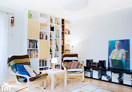 Mieszkanie 2pokojowe moich rodziców - Mały biały salon z bibiloteczką, styl nowoczesny - zdjęcie od Katarzyna Łagowska