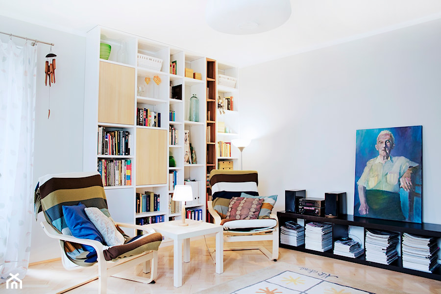 Mieszkanie 2pokojowe moich rodziców - Mały biały salon z bibiloteczką, styl nowoczesny - zdjęcie od Katarzyna Łagowska