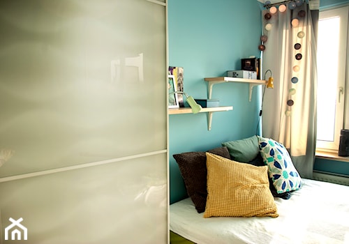 Moje mieszkanie po całkowitym remoncie, w wieżowcu z lat 70tych. - Mała niebieska sypialnia, styl minimalistyczny - zdjęcie od Katarzyna Łagowska