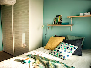 Moje mieszkanie po całkowitym remoncie, w wieżowcu z lat 70tych. - Średnia zielona sypialnia, styl minimalistyczny - zdjęcie od Katarzyna Łagowska