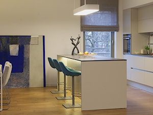 Sztuka & przestrzeń - Średnia otwarta z kamiennym blatem beżowa z zabudowaną lodówką kuchnia z wyspą lub półwyspem, styl nowoczesny - zdjęcie od Pracownia InSide